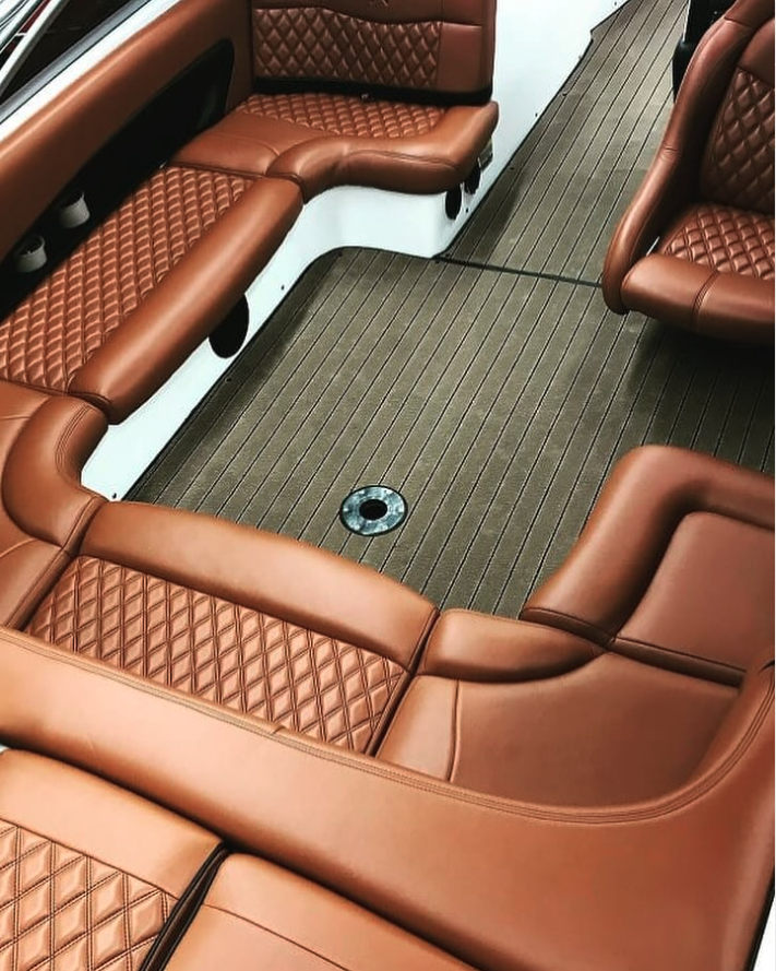 Sellerie nautique en cuir cognac capitonné pour banquettes de bateau