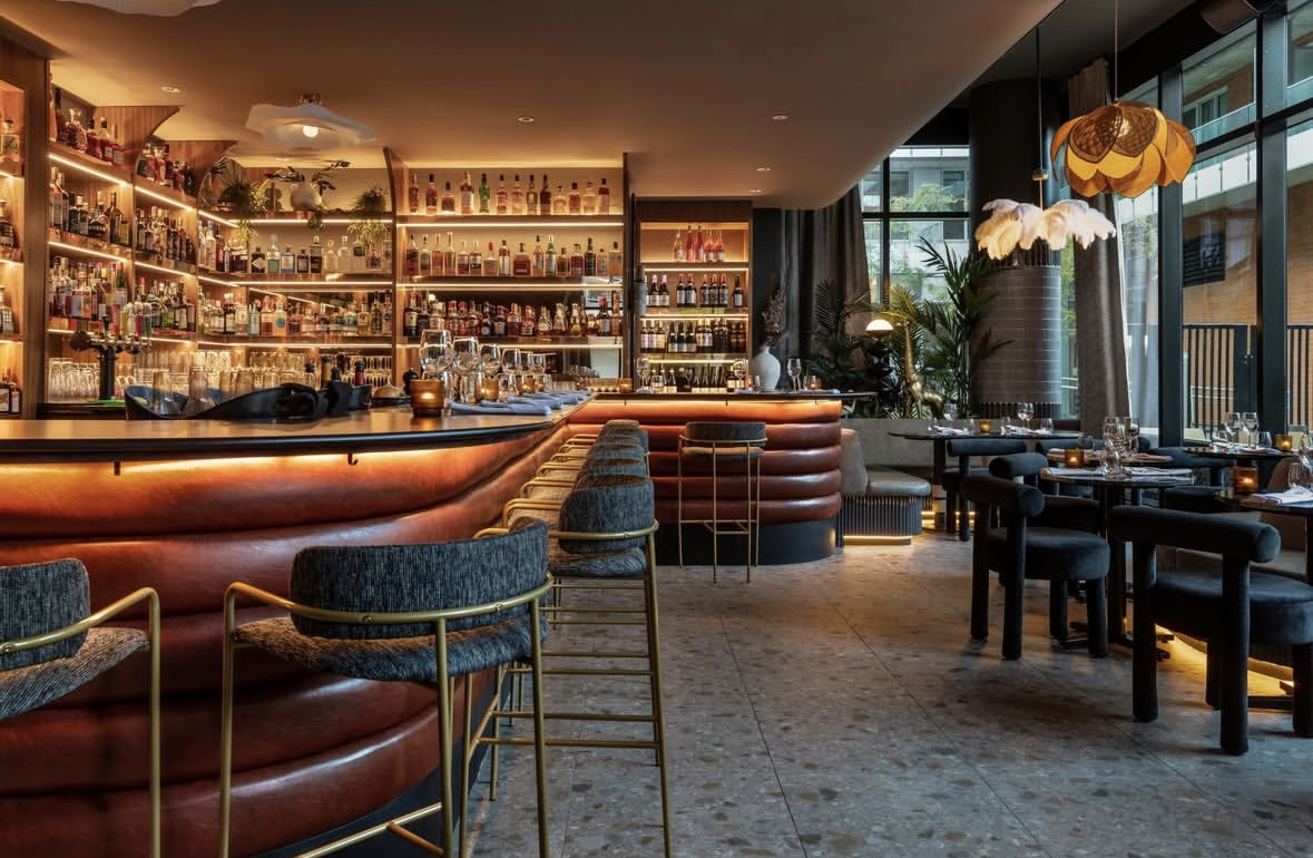 Intérieur d'un restaurant chic avec bar et banquettes rembourrées par Giorgio Atelier & Fils