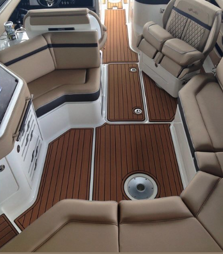 Banquettes nautiques taupe et pont en teck, rembourrage marine sur mesure